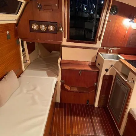 Velero Barcelona Yatch Hotel en barco Les Botigues de Sitges