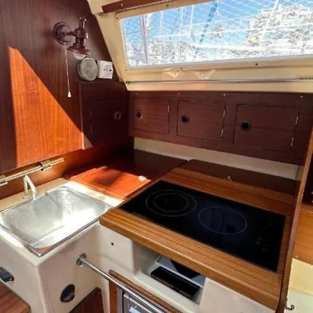 Velero Barcelona Yatch Les Botigues de Sitges